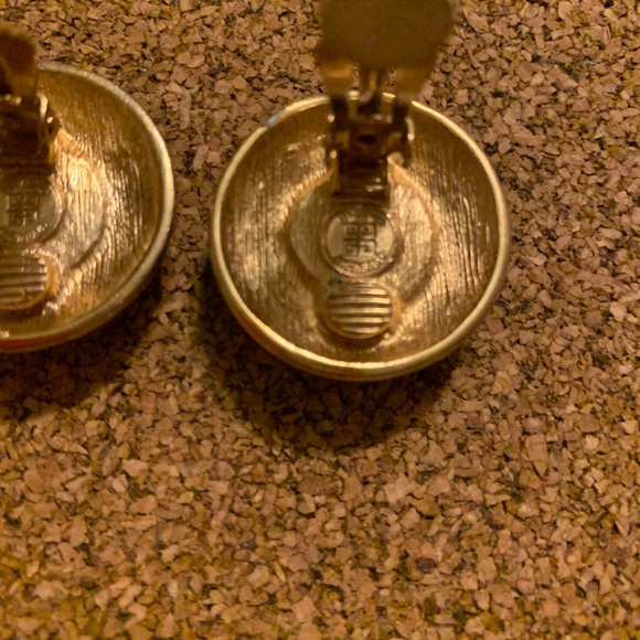 Viintage Givenchy in Faux Pearls and enameled and gold finish - Picture 5 of 6